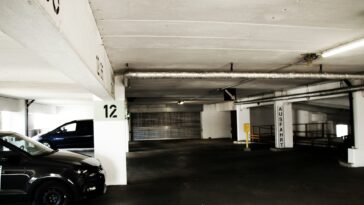 In einer Parkgarage in Favoriten gab es für Autobesitzer ein böses Erwachen: 49 Autos wurden zerstört.