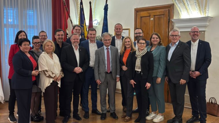 Finanzminister Markus Marterbauer und SPÖ-NÖ-Vorsitzender Sven Hergovich zu Gast in Wiener Neustadt.